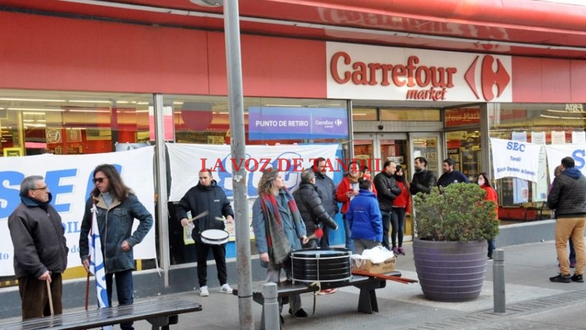 Protesta Laboral En La Puerta Del Carrefour Express De Calle 9 De Julio