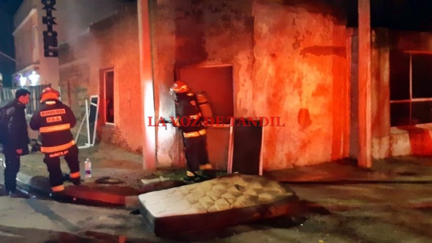 Voraz incendio afectó una vivienda en Urquiza y Movediza