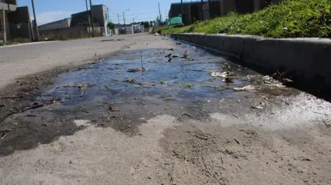 Vecinos de Barrio Palermo piden soluciones a una incesante pérdida de agua