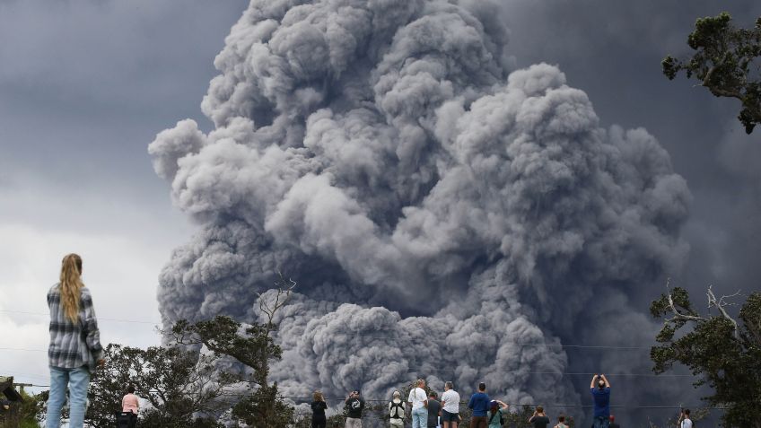 EEUU elev  a alerta roja el nivel de erupci n del volc n 