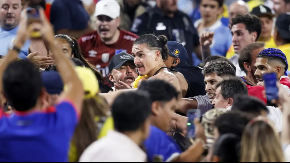 La fuerte decisión que tomó la Conmebol tras la pelea de jugadores de Uruguay con hinchas de Colombia