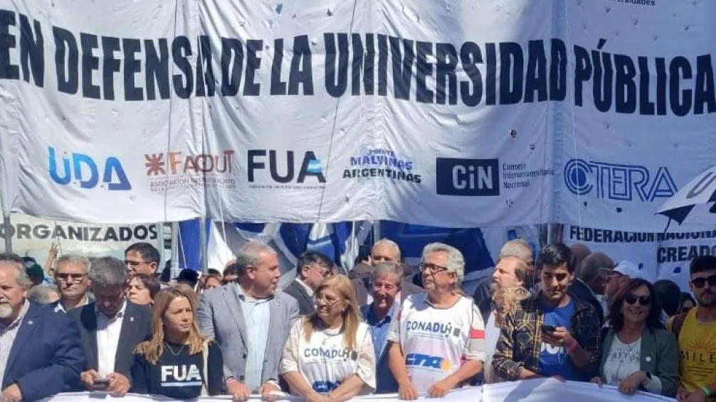 La Vicerrectora de la UNICEN encabeza la marcha en defensa de la Universidad al Congreso de la Nación