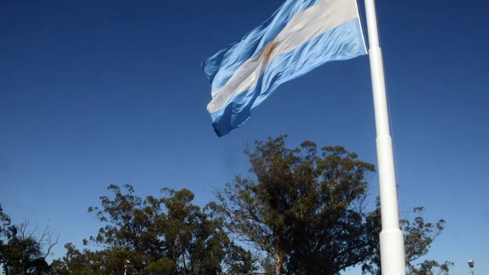 Se realizó el primer izamiento de la Bandera del Bicentenario por parte del Ejército Argentino