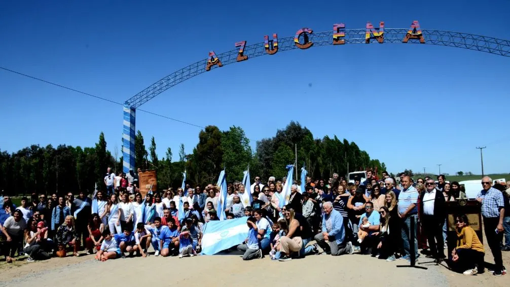 Azucena celebró su aniversario con una fiesta popular y estrenó nuevo cartel de entrada al pueblo