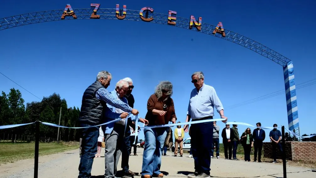 Azucena celebró su aniversario con una fiesta popular y estrenó nuevo cartel de entrada al pueblo