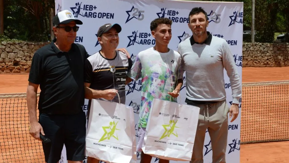 Mónaco junto a los ganadores del torneo que se jugó en el club Uncas y Martín Jaite, director del Argentina Open. (Fotos: Rody Becchi).