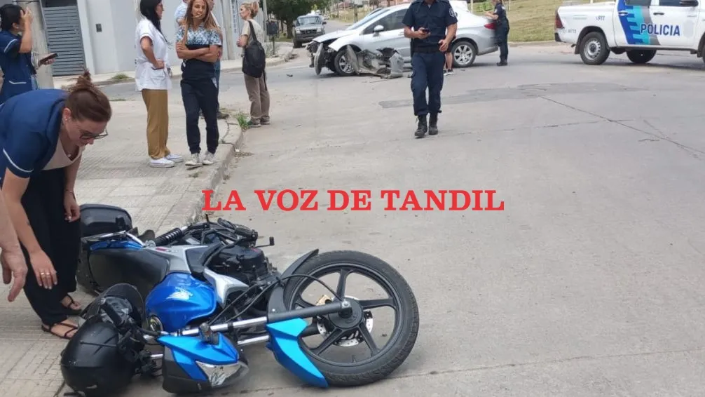 Dos heridos por un choque entre moto y auto