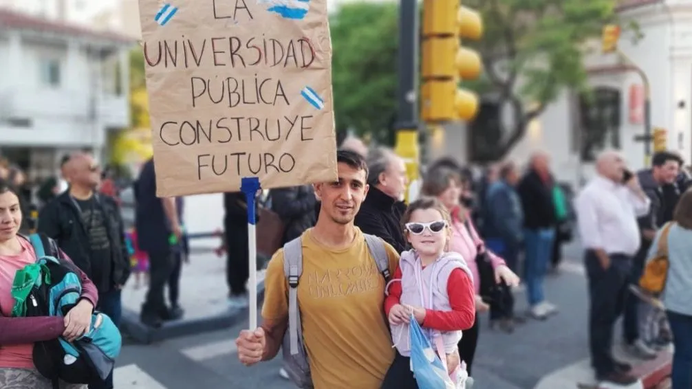 El presupuesto destinado a las universidades cayó un 30% y los salarios docentes un 23%