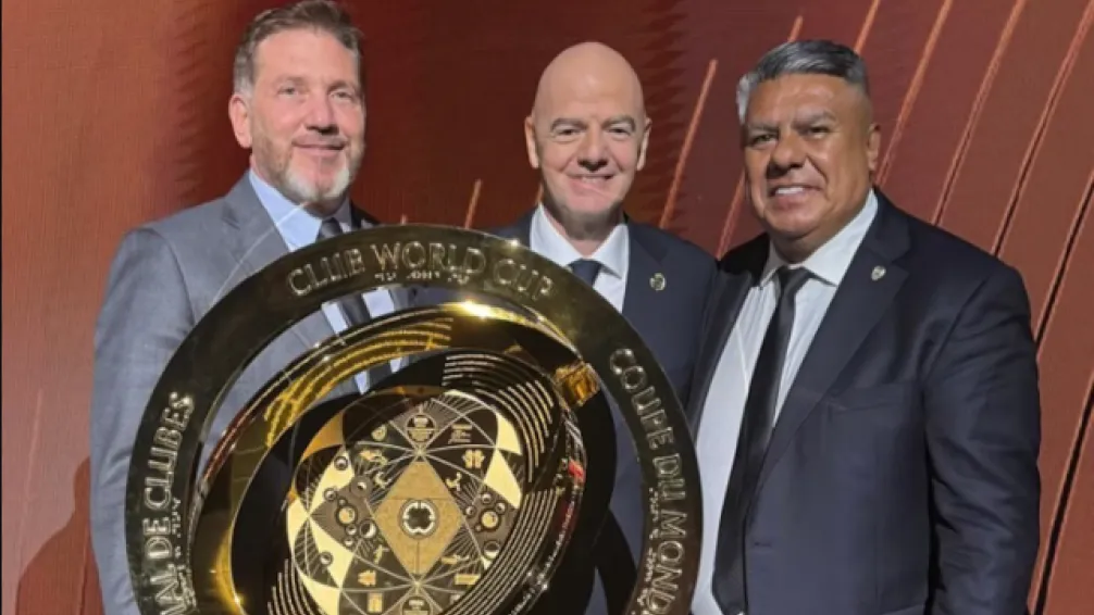 El Chiqui Tapia junto a Alejandro Domínguez y Gianni Infantino en el sorteo del Mundial de Clubes. (Foto: chiquitapia/IG)