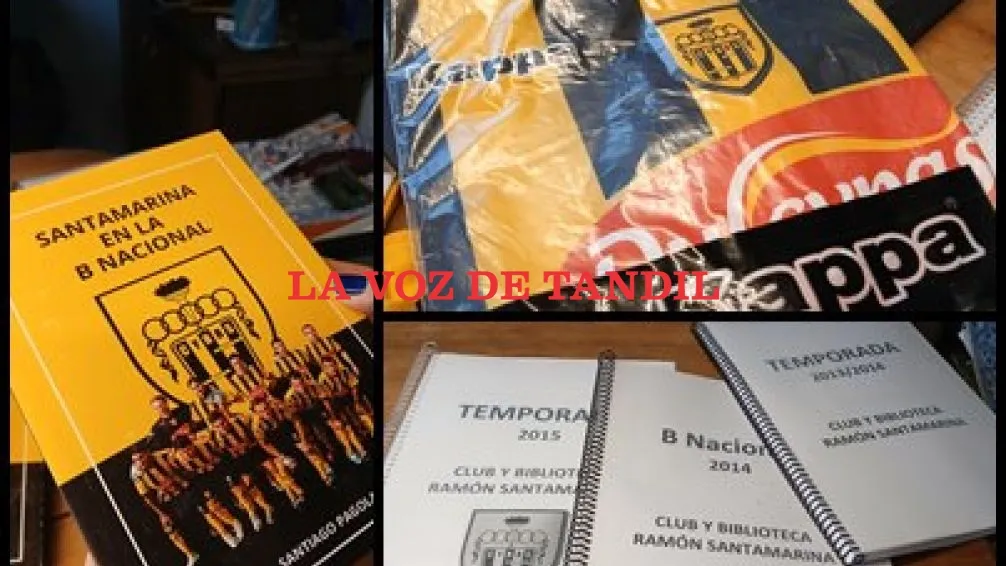 El libro, los borradores y las camisetas, algunos de los tesoros en el cuarto de Santi.