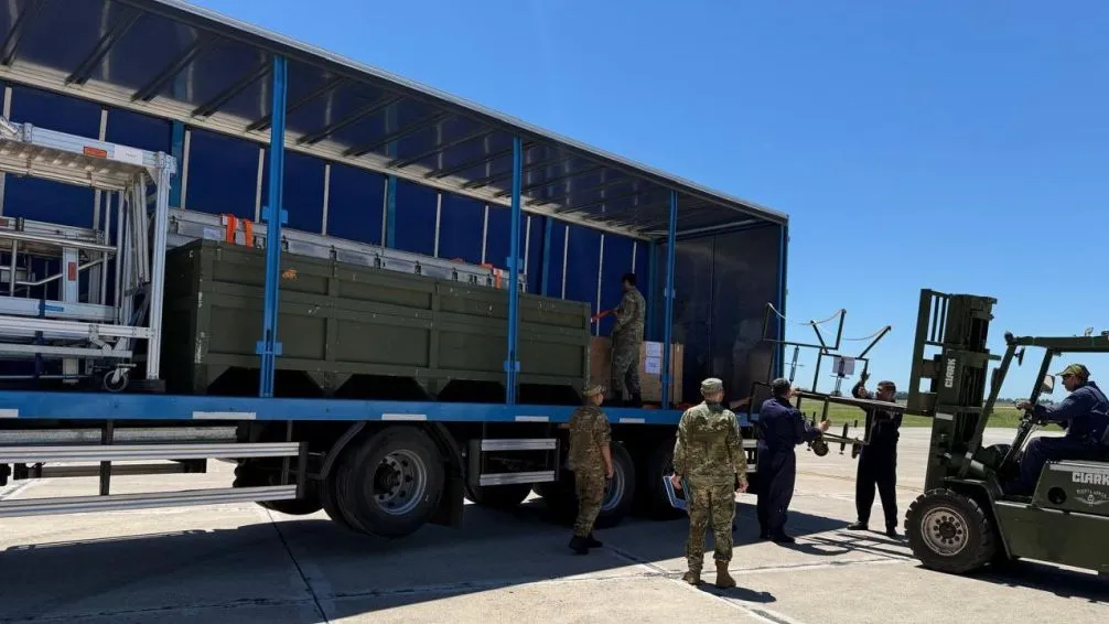 El Ministerio de Defensa anunció el arribo de técnicos y equipamiento para armar el avión 25 de los F16