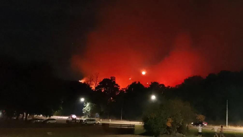 Durante la madrugada, varias Dotaciones de bomberos continuaban trabajando en el Cerro de la Cruz