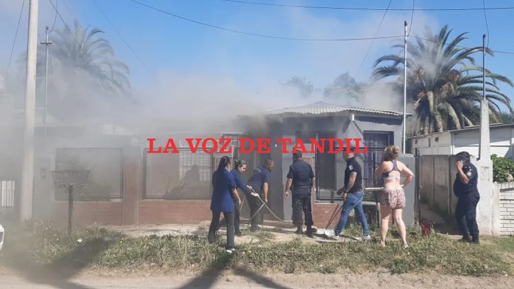 Voraz incendio afecta una vivienda en calle Juárez al 2200