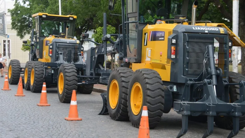 Presentaron dos motoniveladoras adquiridas para el mantenimiento de la infraestructura vial