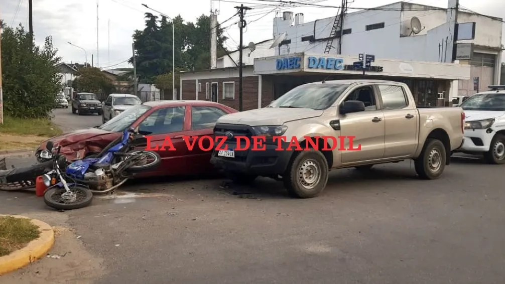 Triple choque en Avenida Espora y Piedrabuena