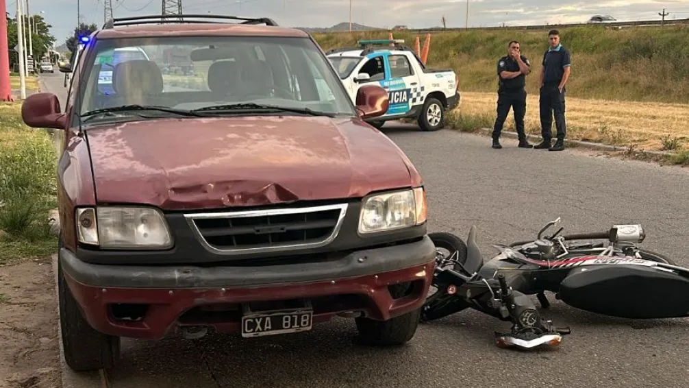 Motociclista chocó vehículo estacionado y sufrió heridas