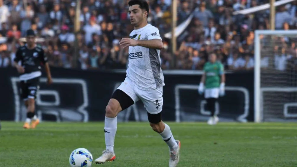 Facundo Pérez, jugador que continuará en Santamarina.