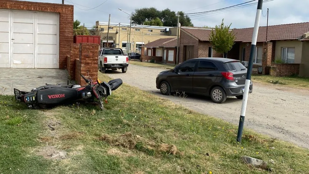 Una motociclista fue hospitalizada tras un choque contra un automóvil