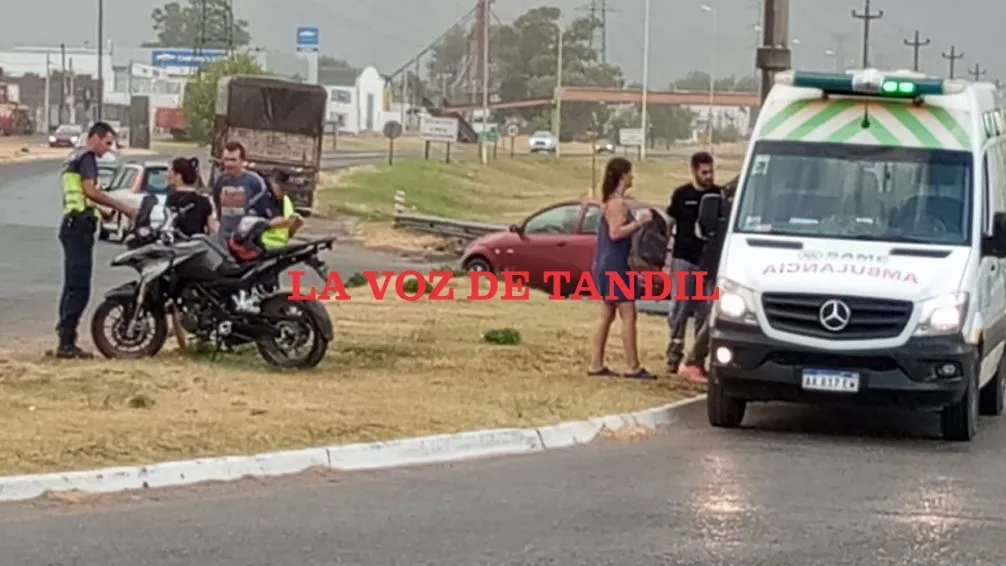 Choque entre moto y auto en Colectora Pugliese y Avenida Espora