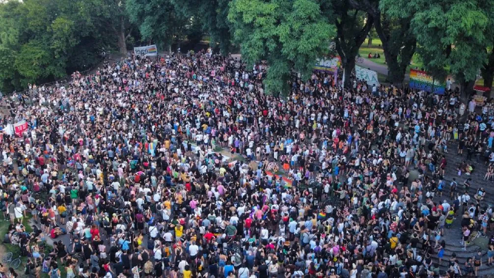 Tras la multitudinaria asamblea "antifascista" en Parque Lezama, llaman a marchar el 1 de febrero 