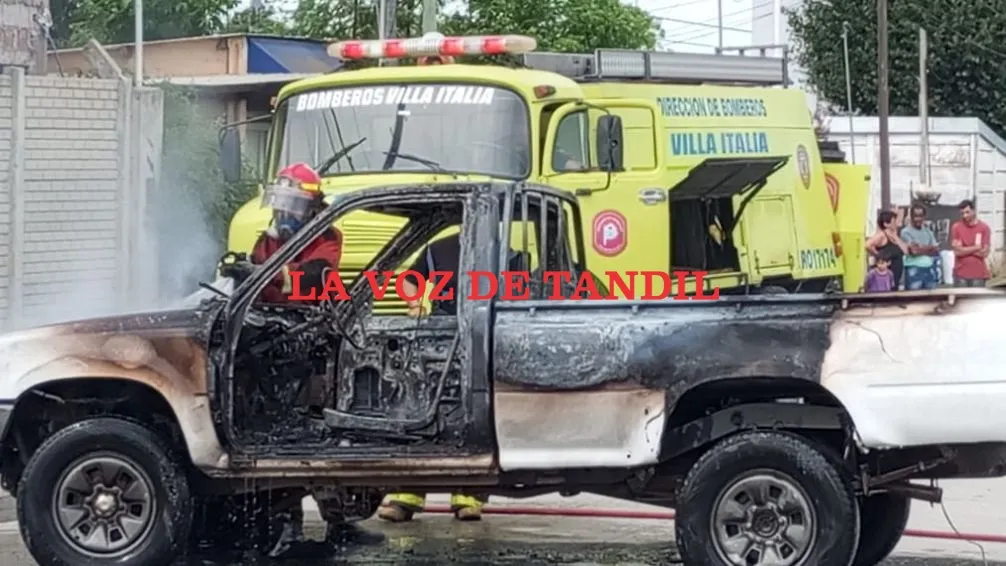 Susto en taller mecánico por el incendio de una camioneta