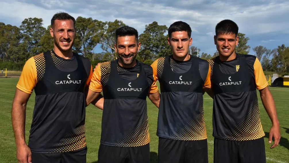 Igartúa, Martínez, Palmieri y Domínguez, jugadores que continuarán otra temporada en el aurinegro. (Foto: @clubsantamarina).