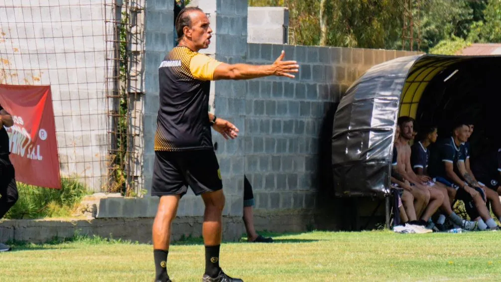 Navarro Montoya dando indicaciones en el primer amistoso de Santamarina de la pretemporada. (Foto: @mauropinero_ph).