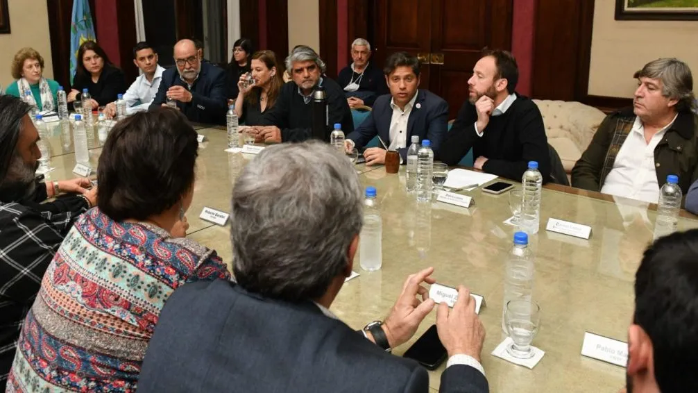 Los estatales bonaerenses recibirían aumento en dos tramos y suba de asignaciones 