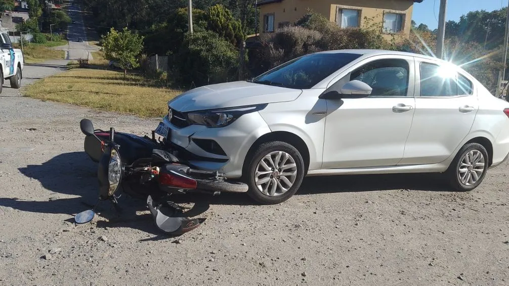 Choque en Quinquela Martín y Dorrego con saldo de una motociclista lesionada