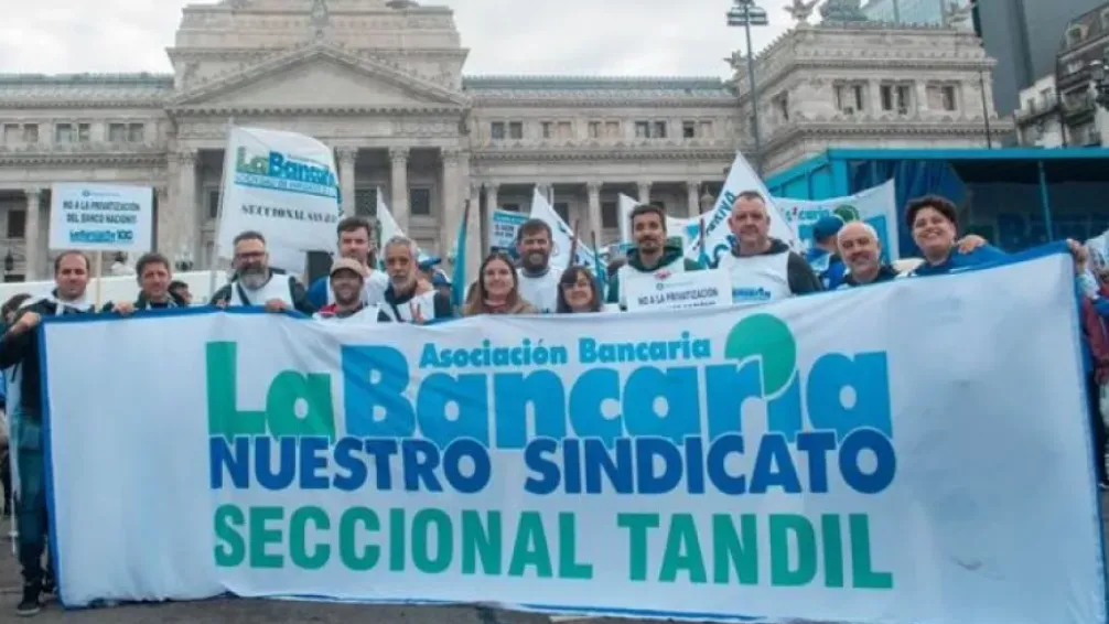 "La Bancaria Tandil" repudia la privatización del Nación decretada por Milei: "estafador"