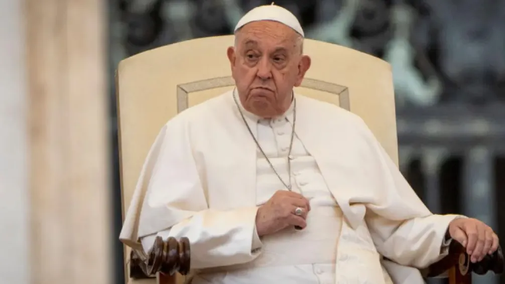 El Papa se sienta erguido en un sillón, mientras se espera el resultado de la TAC