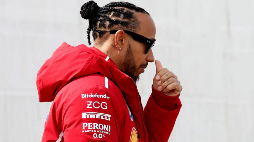 Lewis Hamilton vestido de rojo. El británico es la nueva estrella de Ferrari para la F1 (REUTERS/Hamad I Mohammed)