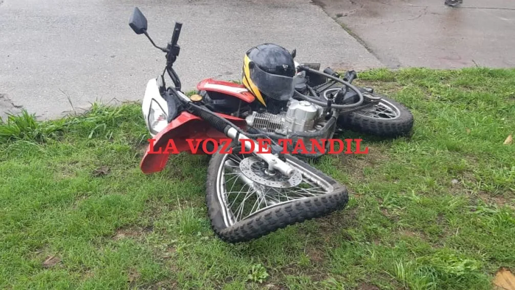 Dinamarca y Laprida: un motociclista hospitalizado tras choque con auto 