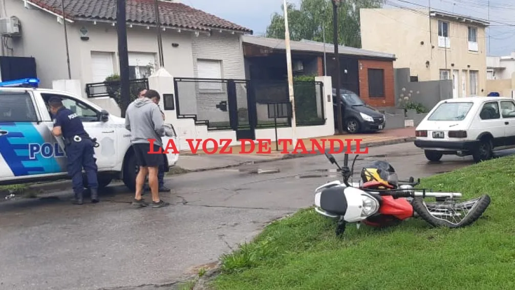 Dinamarca y Laprida: un motociclista hospitalizado tras choque con auto 