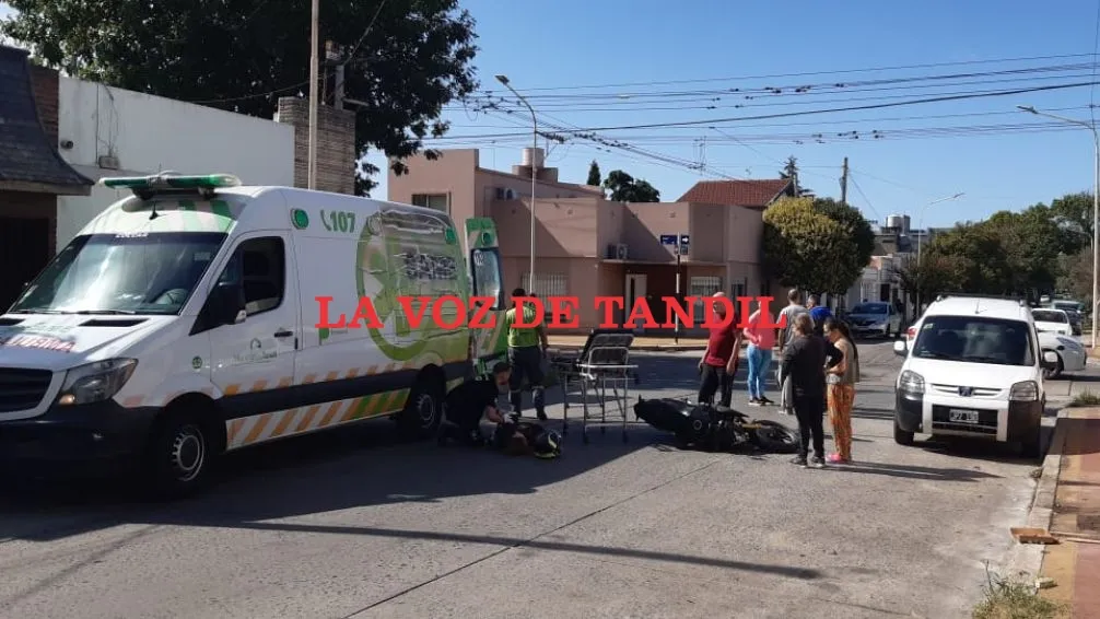 Colisión entre una moto y un utilitario: una mujer con heridas