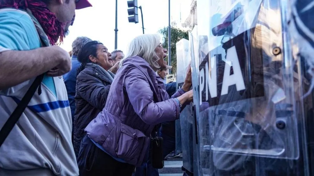 Como las hinchadas, los gremios del transporte se suman a la marcha de los jubilados