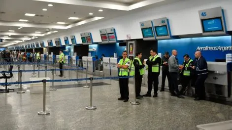 Pérdidas millonarias para Aerolíneas Argentinas por el paro de pilotos y tripulantes de cabina en Aeroparque y Ezeiza