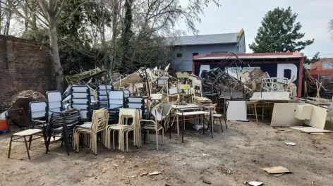 Escuelas de Tandil: entregaron muebles reparados y retiraron material para arreglar