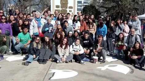 "Hermosa jornada": los jóvenes repintaron los pañuelos en la Plaza Independencia 