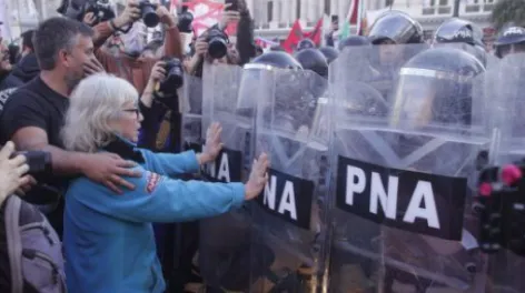 Jubilados gaseados por la policía en otro miércoles de represión 