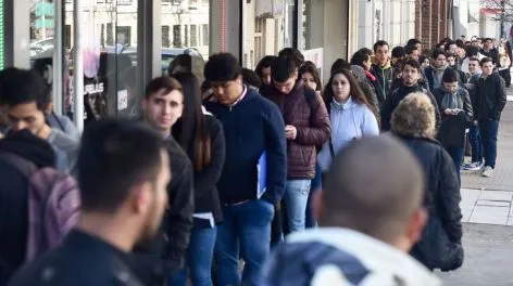 La desocupación escaló de 6,2 a 7,6 % interanual: 1.100.000 personas no consiguen empleo 