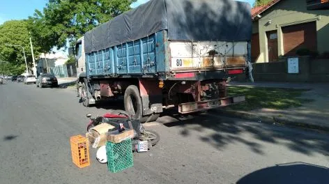 Motociclista chocó contra camión estacionado y fue hospitalizado