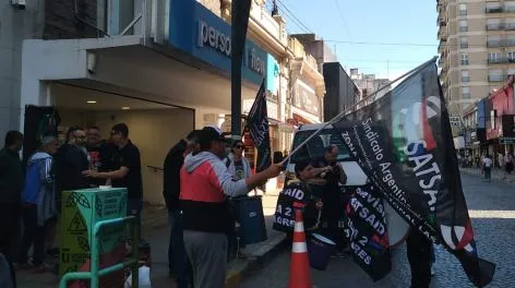 Trabajadores volvieron a protestar en las puertas de "Personal Flow" Tandil 