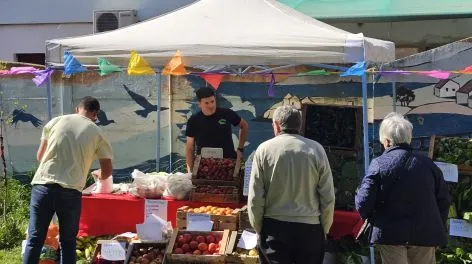 Con una amplia variedad de productos, el Mercado Alimenticio Barrial estará este viernes en la Plaza Ardiles