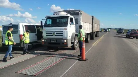 Infraccionan a 20 camioneros por exceso de carga y otras faltas en Ruta 29 y 50 