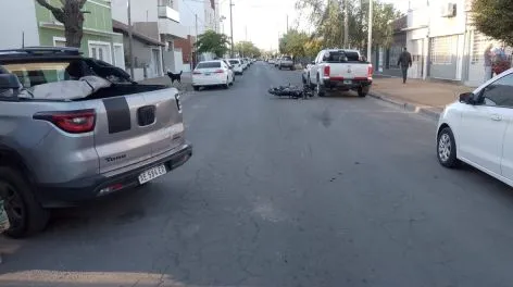 Un menor de edad resultó herido en un choque entre una camioneta y una moto