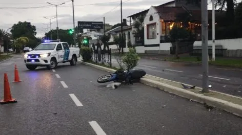 Hombre fue hospitalizado al caer de su moto en Avenida Alvear