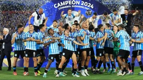 Racing vuelve a Argentina y festejará con sus hinchas en el Obelisco