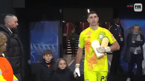 Dibu Martínez recibió un homenaje en el Aston Villa: entró a la cancha con sus hijos y se emocionó