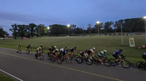 Se estrenó la nueva iluminación de la pista de ciclismo con pruebas organizadas por el Tandil Cycles Club